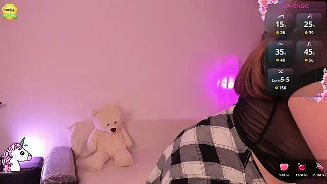 Snapshot of EvaUniporn chatting on 11.29.25 EvaUniporn online show from 11.29.25