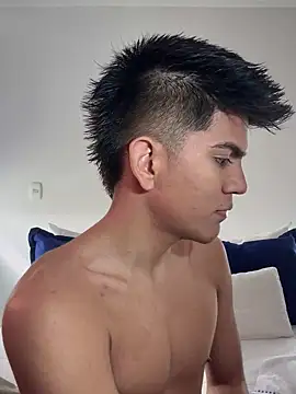 Snapshot of santiago_01 chatting on 02.18.25 santiago 01 online show from 02.18.25