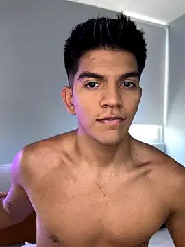 Snapshot of santiago_01 chatting on 09.23.25 santiago 01 online show from 09.23.25