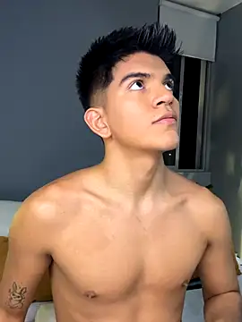 Snapshot of santiago_01 chatting on 09.26.25 santiago 01 online show from 09.26.25