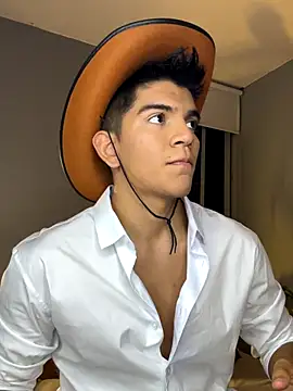 Snapshot of santiago_01 chatting on 11.01.25 santiago 01 online show from 11.01.25