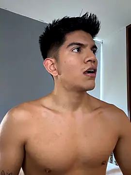 Snapshot of santiago_01 chatting on 11.14.25 santiago 01 online show from 11.14.25