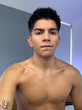 Snapshot of santiago_01 chatting on 11.28.25 santiago 01 online show from 11.28.25