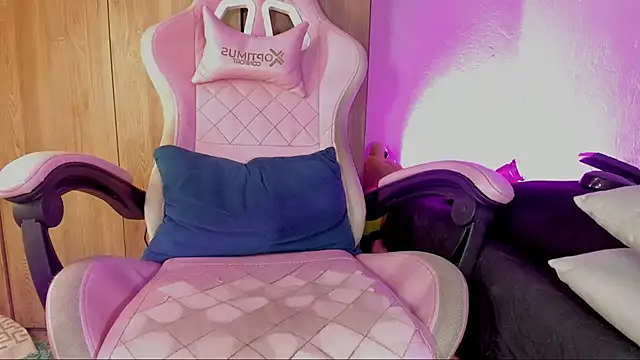 Snapshot of emily_lady20 chatting on 02.07.25 emily lady20 online show from 02.07.25