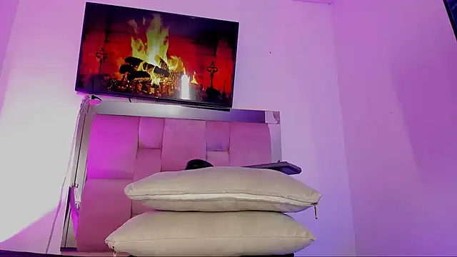 Snapshot of emily_lady20 chatting on 02.18.25 emily lady20 online show from 02.18.25