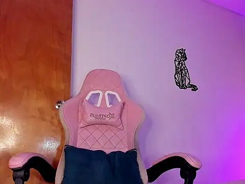 Snapshot of emily_lady20 chatting on 11.14.25 emily lady20 online show from 11.14.25