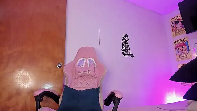 Snapshot of emily_lady20 chatting on 11.30.25 emily lady20 online show from 11.30.25