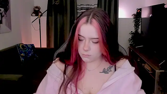Snapshot of CoralineKeyns chatting on 04.25.26 CoralineKeyns online show from 04.25.26