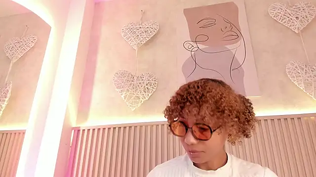 Snapshot of daiana_curly chatting on 06.24.26 daiana curly online show from 06.24.26