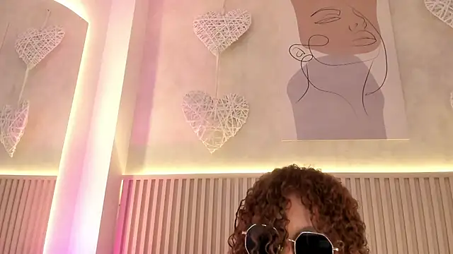 Snapshot of daiana_curly chatting on 06.25.26 daiana curly online show from 06.25.26