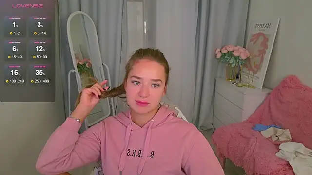 Snapshot of LovelyJessie chatting on 10.08.25 LovelyJessie online show from 10.08.25