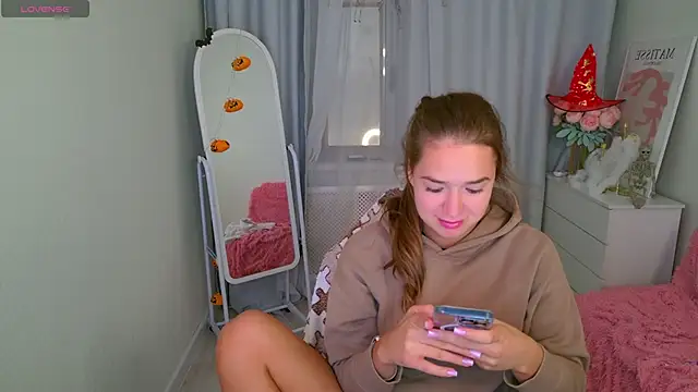 Snapshot of LovelyJessie chatting on 10.15.25 LovelyJessie online show from 10.15.25