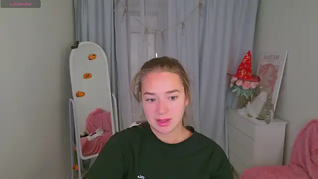 Snapshot of LovelyJessie chatting on 10.24.25 LovelyJessie online show from 10.24.25