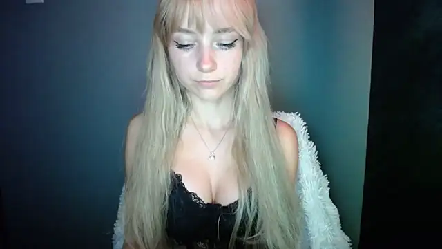 Snapshot of LuciaYoung chatting on 09.24.25 LuciaYoung online show from 09.24.25