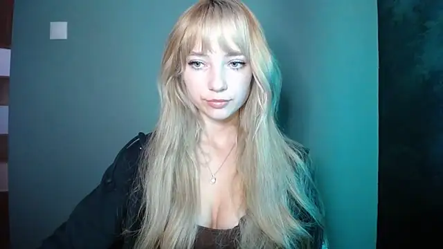 Snapshot of LuciaYoung chatting on 10.07.25 LuciaYoung online show from 10.07.25