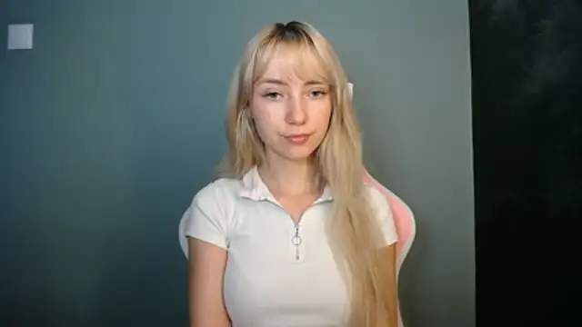 Snapshot of LuciaYoung chatting on 06.10.26 LuciaYoung online show from 06.10.26