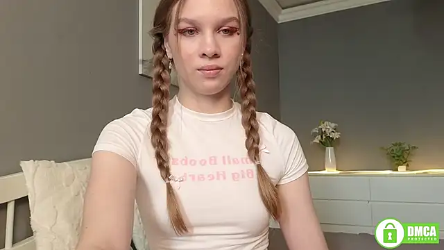 Snapshot of CutieBeauty chatting on 09.20.25 CutieBeauty online show from 09.20.25