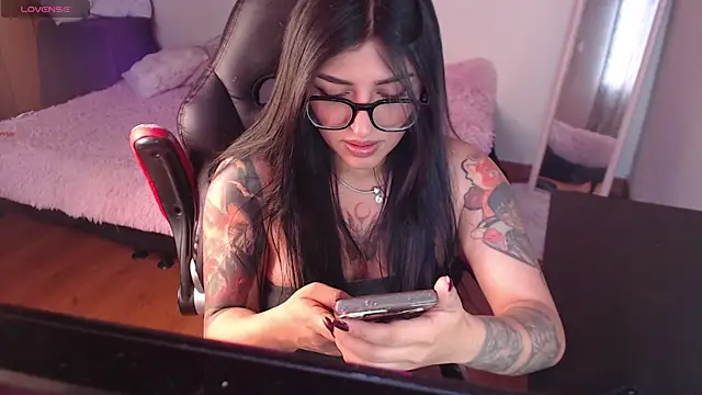 Snapshot of MissDennise chatting on 09.18.25 MissDennise online show from 09.18.25