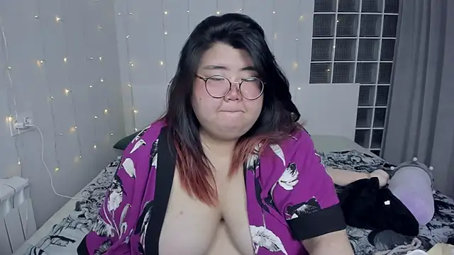 Snapshot of Nadine_asian chatting on 12.12.24 Nadine asian online show from 12.12.24