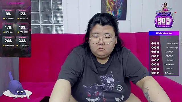 Snapshot of Nadine_asian chatting on 10.11.25 Nadine asian online show from 10.11.25