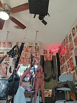 Snapshot of luvs2cumm69 chatting on 11.02.25 luvs2cumm69 online show from 11.02.25