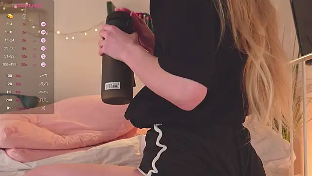 Snapshot of NeonShine chatting on 01.09.25 NeonShine online show from 01.09.25