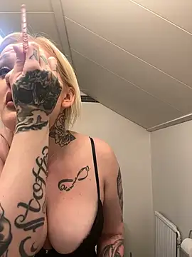 QueenOfFknBj online show from 01.13.25