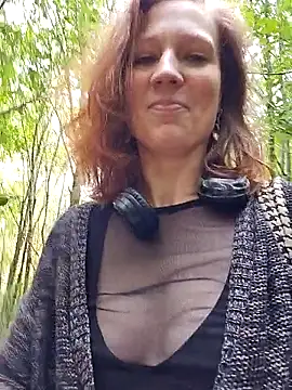 Snapshot of Exhibitionsplit chatting on 10.31.25 Exhibitionsplit online show from 10.31.25