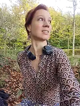 Snapshot of Exhibitionsplit chatting on 11.10.25 Exhibitionsplit online show from 11.10.25