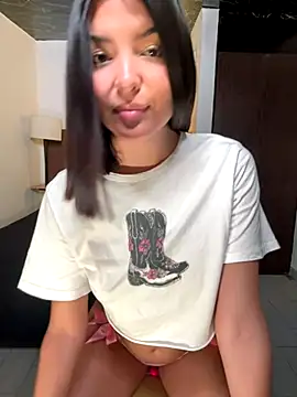 Snapshot of FoxyMx chatting on 11.30.25 FoxyMx online show from 11.30.25