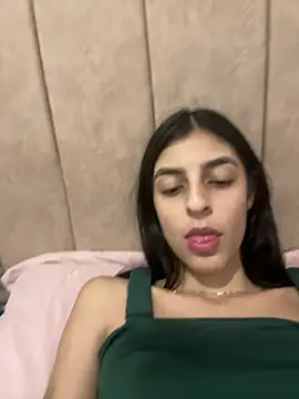 Snapshot of cristel_17 chatting on 12.28.24 cristel 17 online show from 12.28.24