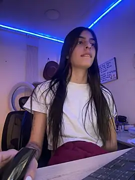 Snapshot of cristel_17 chatting on 02.08.25 cristel 17 online show from 02.08.25