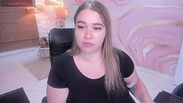 Snapshot of meliboobs_ chatting on 10.25.25 meliboobs online show from 10.25.25