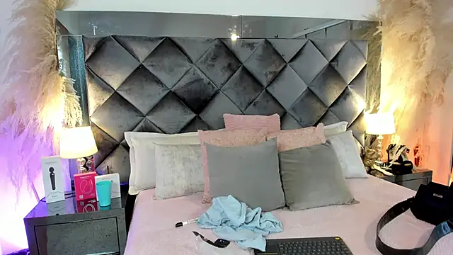 sofhiaa adaams online show from 09.23.25