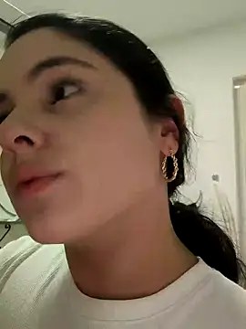 Lia Hurley online show from 12.06.24