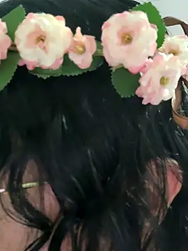 Lia Hurley online show from 02.05.25