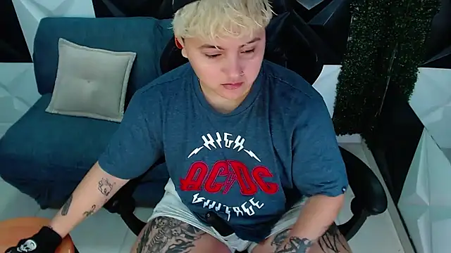 Snapshot of isabeautyx19 chatting on 01.06.25 isabeautyx19 online show from 01.06.25