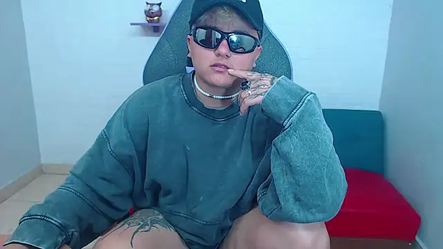 Snapshot of isabeautyx19 chatting on 02.04.25 isabeautyx19 online show from 02.04.25