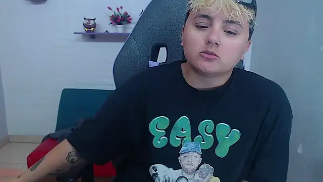 Snapshot of isabeautyx19 chatting on 02.08.25 isabeautyx19 online show from 02.08.25