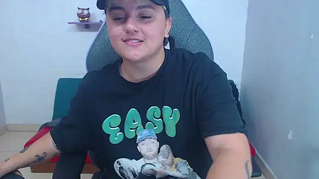 Snapshot of isabeautyx19 chatting on 02.08.25 isabeautyx19 online show from 02.08.25