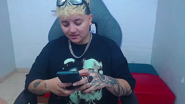 Snapshot of isabeautyx19 chatting on 02.09.25 isabeautyx19 online show from 02.09.25