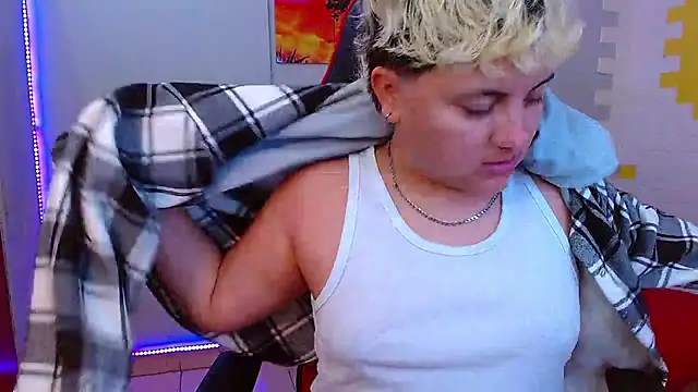 Snapshot of isabeautyx19 chatting on 02.14.25 isabeautyx19 online show from 02.14.25