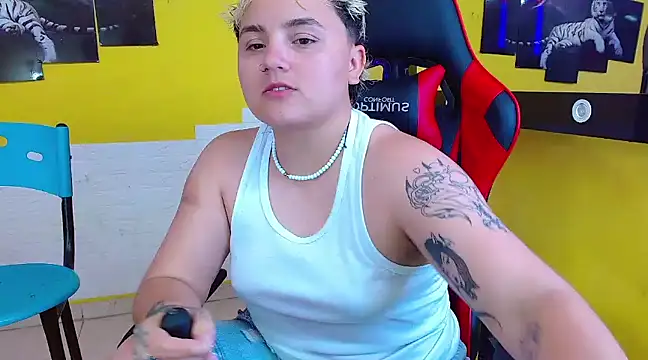 Snapshot of isabeautyx19 chatting on 03.05.25 isabeautyx19 online show from 03.05.25