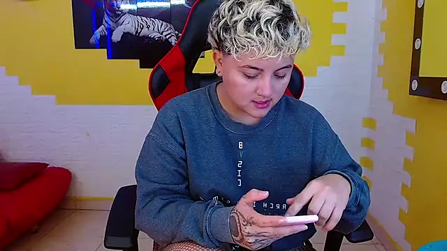 Snapshot of isabeautyx19 chatting on 03.18.25 isabeautyx19 online show from 03.18.25