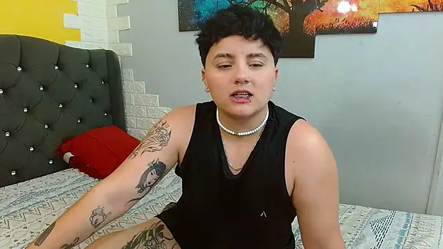 Snapshot of isabeautyx19 chatting on 10.18.25 isabeautyx19 online show from 10.18.25