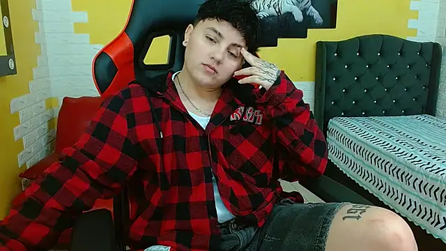 Snapshot of isabeautyx19 chatting on 11.08.25 isabeautyx19 online show from 11.08.25