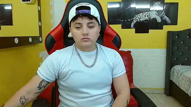 Snapshot of isabeautyx19 chatting on 11.15.25 isabeautyx19 online show from 11.15.25