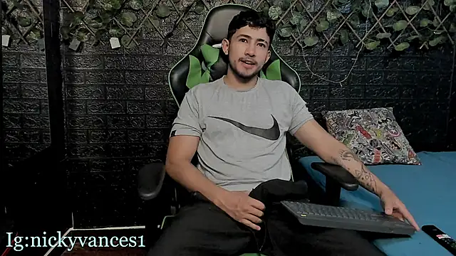 Snapshot of nicky_vances chatting on 10.22.25 nicky vances online show from 10.22.25