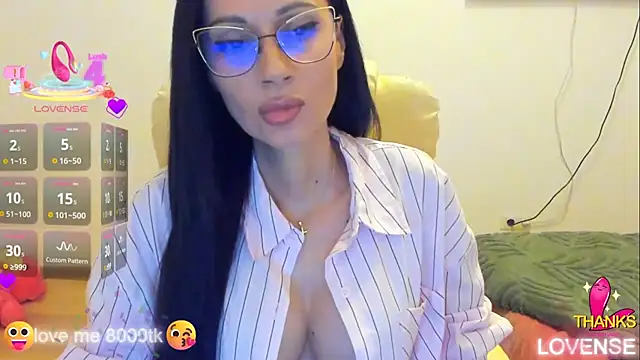 Snapshot of kissnicol32 chatting on 11.17.25 kissnicol32 online show from 11.17.25