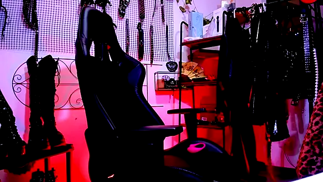 Snapshot of Agatha_BDSM chatting on 11.07.25 Agatha BDSM online show from 11.07.25